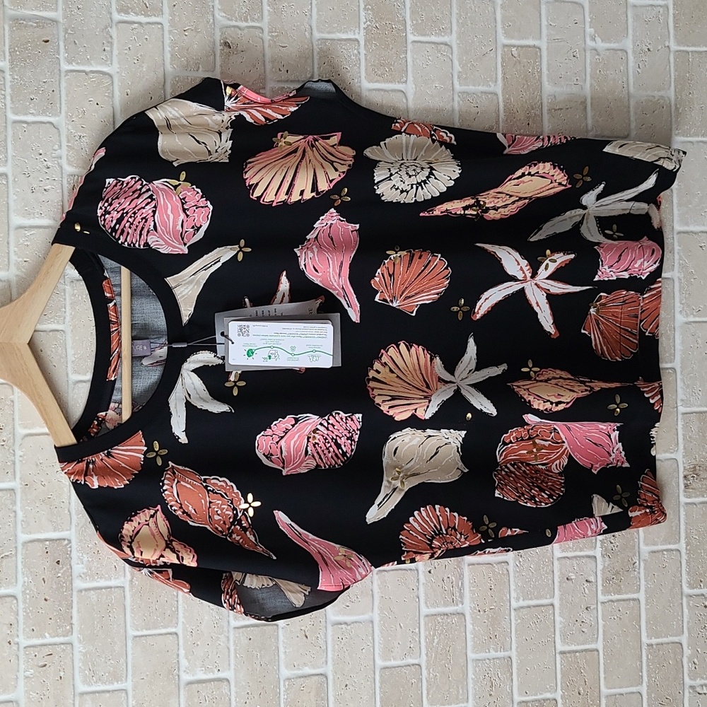 NWT Culture Women's Black Blouse with Shell Prints  Capsleeve (Sz S/M)
